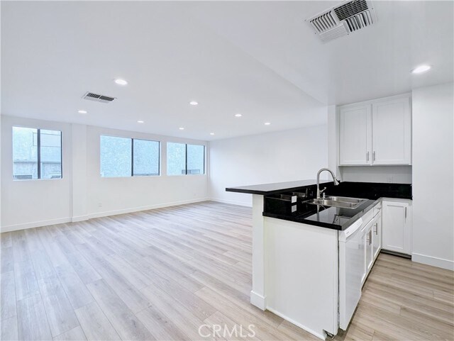 Foto del edificio - 17312 Chatsworth St