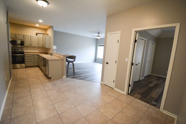 Foto del edificio - Spacious 2 Bed, 2 Bath Townhome with Attached Garage Available Now!