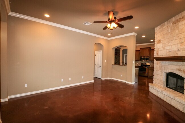 Foto del edificio - 3 Bedroom available now.  No carpet
