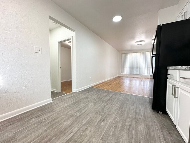 Foto del edificio - Bright and Spacious Duplex Style Home with HUGE Fenced in Backyard!!!