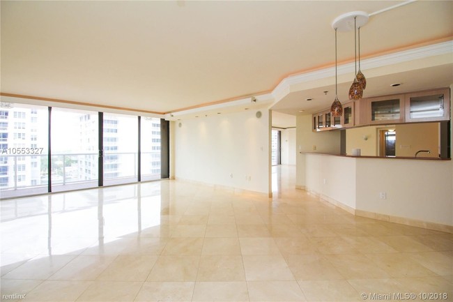 Building Photo - 4 br, 4 bath Condo - 5758 Collins Av # 1201