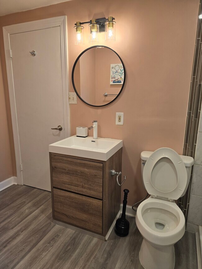 Baño completo - 8604 Briarwood Ct