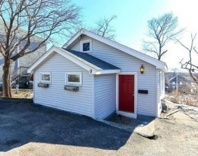 Building Photo - 9 Maple Ln
