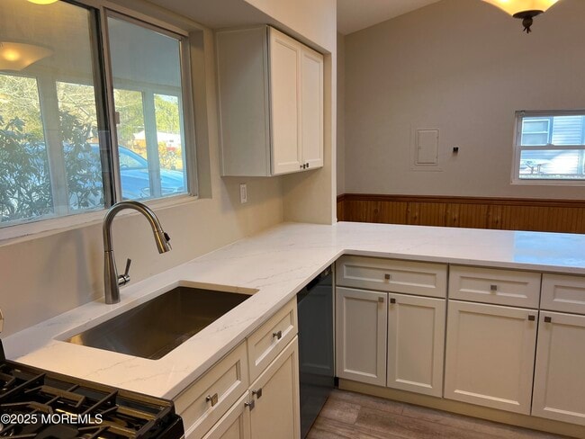 Building Photo - 49 Maple St