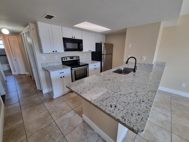 Foto del edificio - 2474 Sweetwater Club Cir