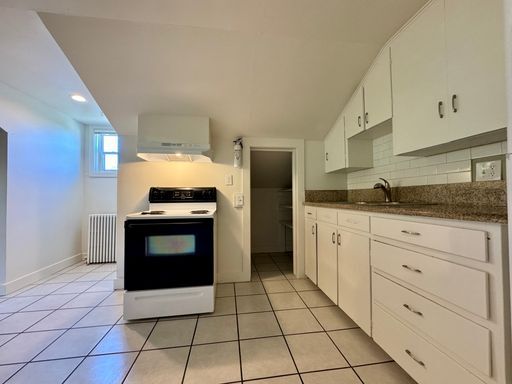Foto del edificio - LARGE 2 Bed, 1 Bath Apartment Available NOW!!