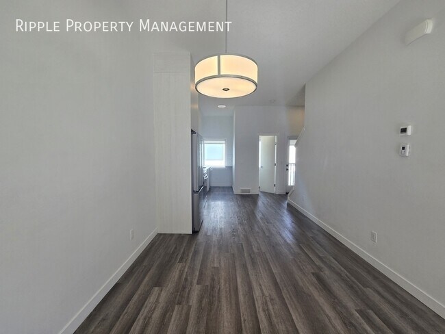 Photo du bâtiment - MODERN 2 BEDS, 2.5 BATHS TOWNHOUSE | PET FRIENDLY | PANORAMA HILLS
