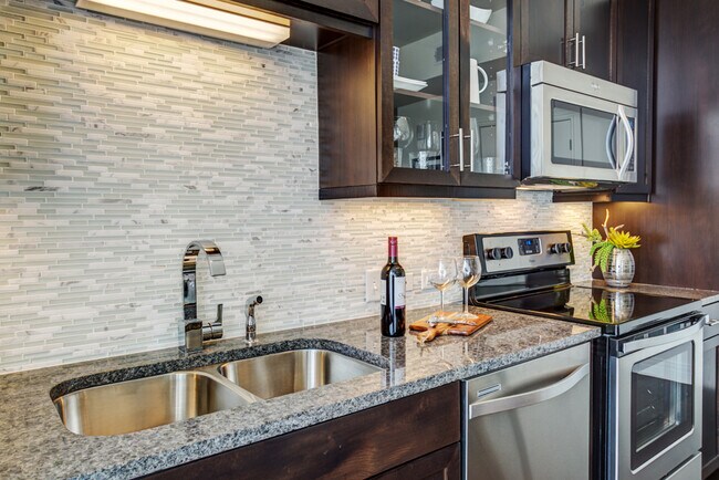 Foto del edificio - Your Great New 2 BR Apt Is Waiting