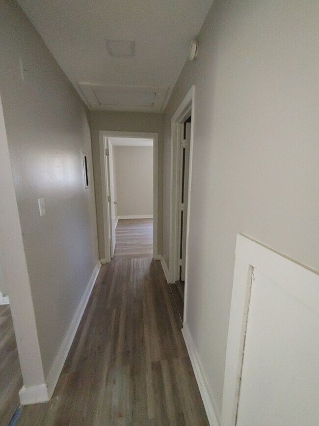 Building Photo - Cozy 2/1 Must See!!