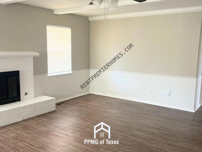 Building Photo - 10904 N Linn Ave