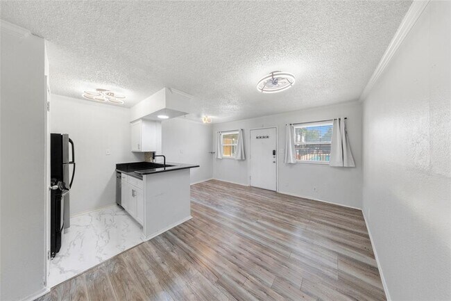 Foto del edificio - 2401 Manor Rd