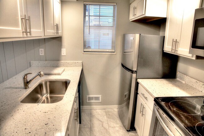 Building Photo - 310 E 17th Ave