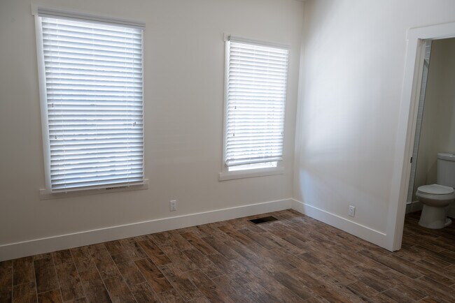 Building Photo - 1420 W 28th St
