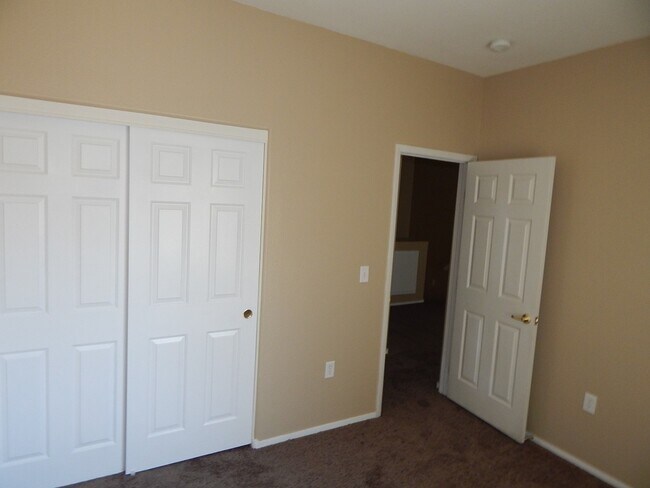 Building Photo - Nice 2 Bedroom Condo Available