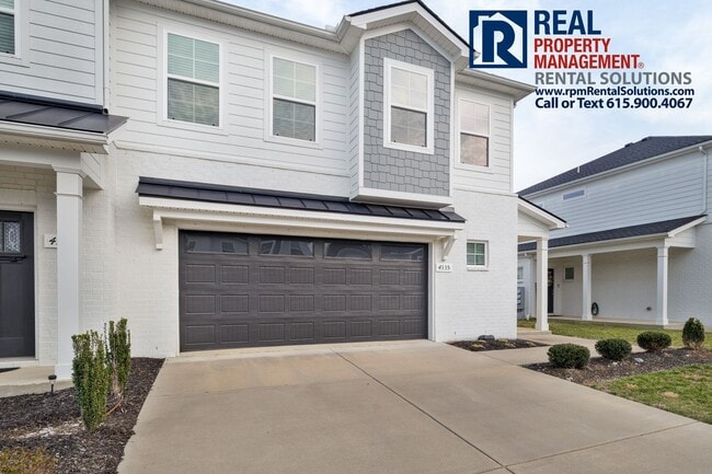 Foto del edificio - Beautiful 3 bedroom Townhome off of Joe B. Jackson! Neighborhood pool, attached garage, washer/dr...