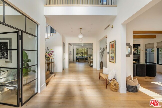 Foto del edificio - 16101 Royal Mt Dr