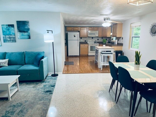 Sala de estar de concepto abierto - 5124 Mitzi Ln