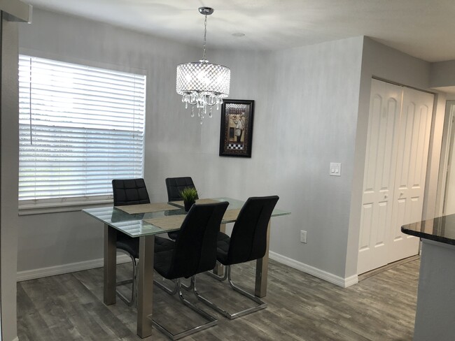 Dining Room - 7220 Westpointe Blvd