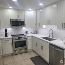 Building Photo - 9111 E Bay Harbor Dr