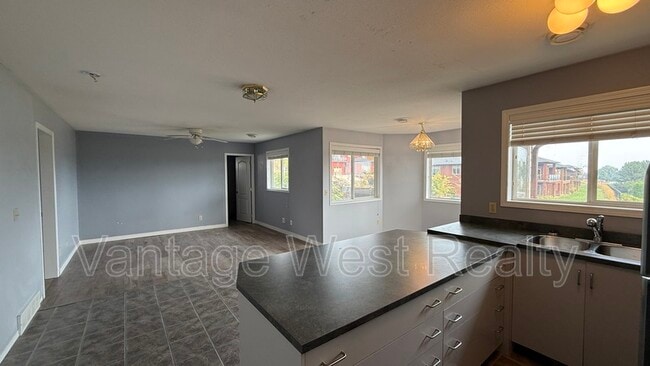 Building Photo - 3779-3779 Carrall Rd