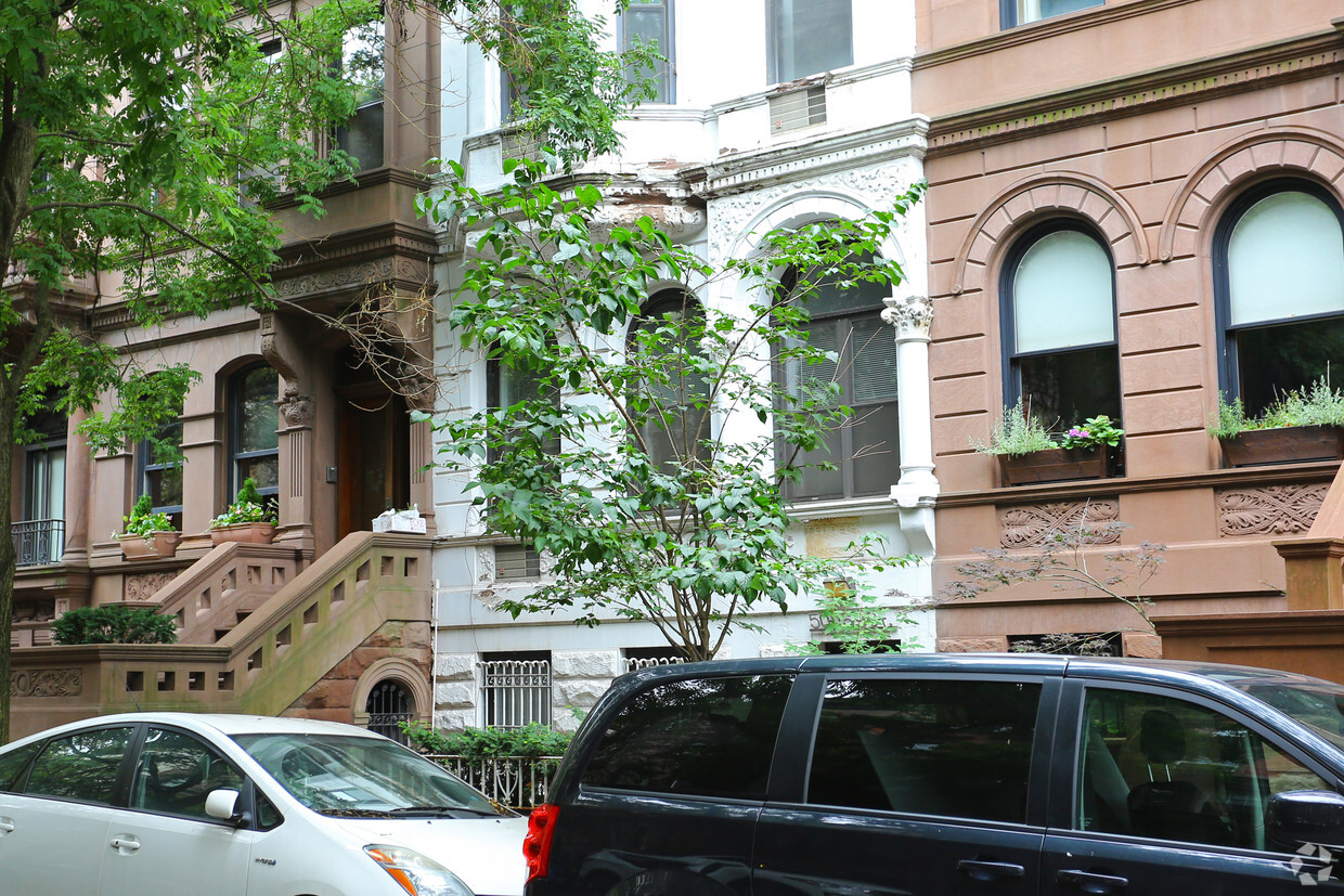 Building Photo - 50 W 69th St