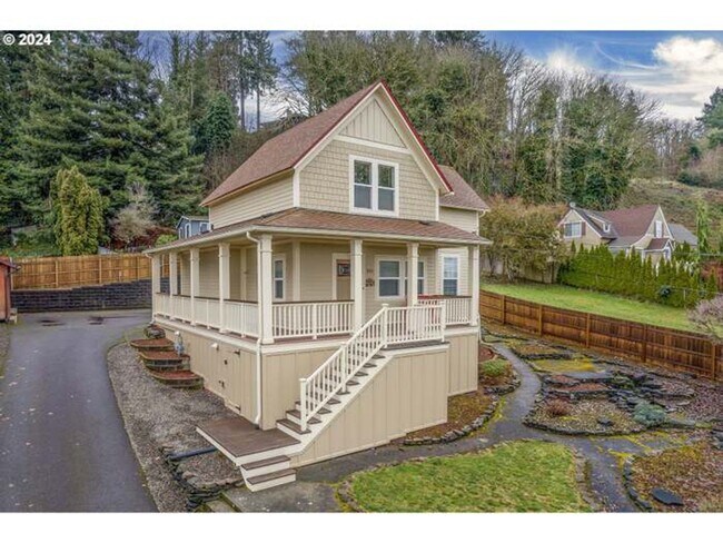 Foto del edificio - Beautifully updated, furnished home with wrap around porch and Columbia River Views!