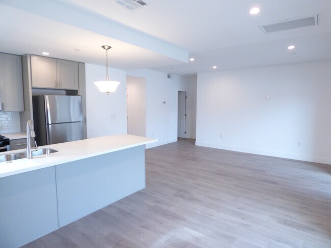Foto del edificio - 1258 N Hobart Blvd