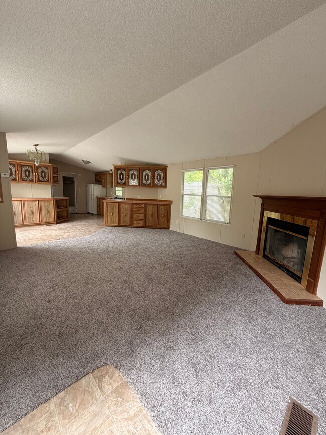 Foto del edificio - 215 Lakeshore Cir