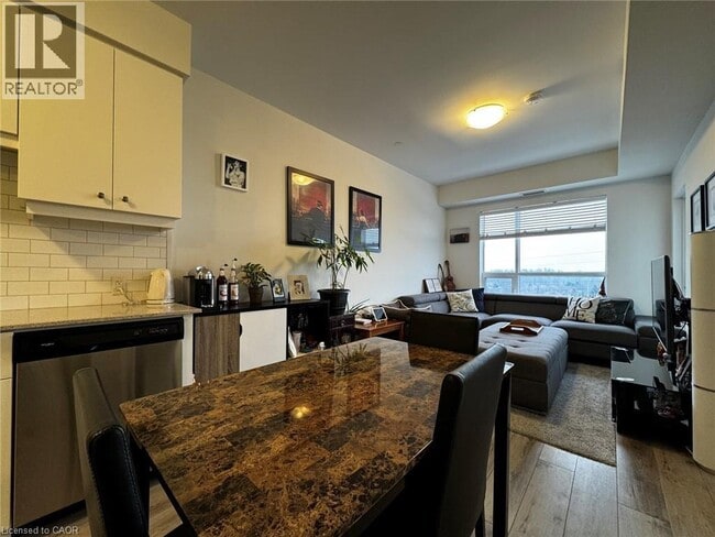 Photo du bâtiment - 255 NORTHFIELD DRIVE EAST Dr