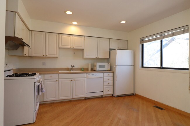 Kitchen - 211 Skokie Blvd