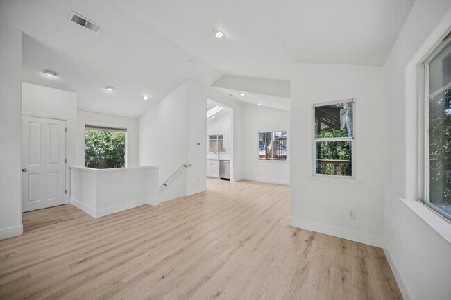 Foto del edificio - TWO BEDROOM ONE AND HALF BATH MILL VALLEY ...
