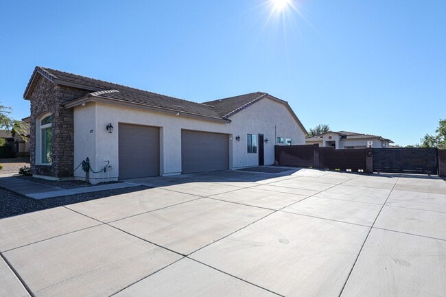 Building Photo - 6327 E Dixileta Dr