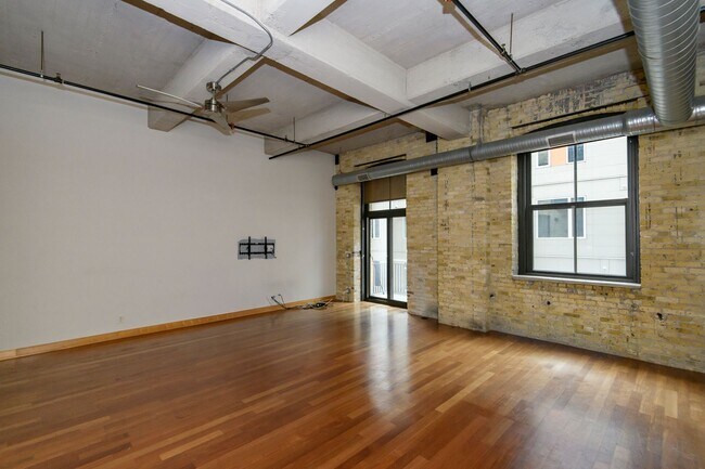 Foto del edificio - 239 E Chicago St