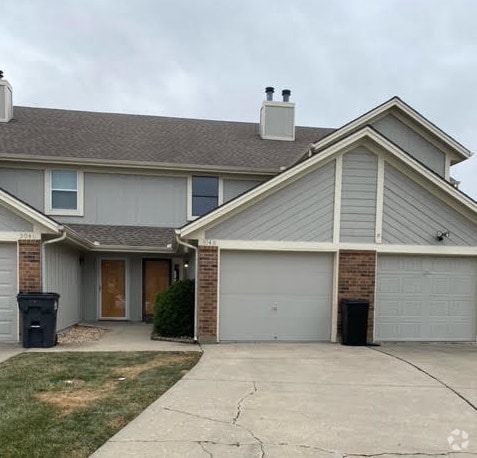 Building Photo - 504 NE Brookwood Cir