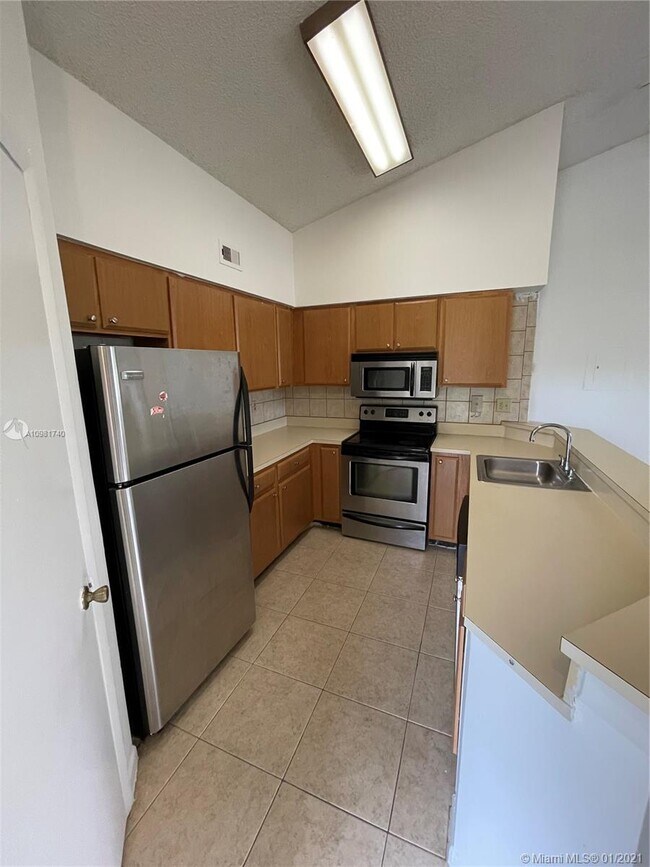 Building Photo - 2550 SW 18th Terrace