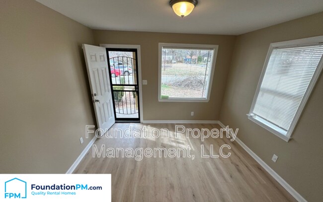 Building Photo - 827 Ayers St