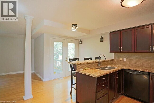 Photo du bâtiment - 632 Columbia Forest Blvd