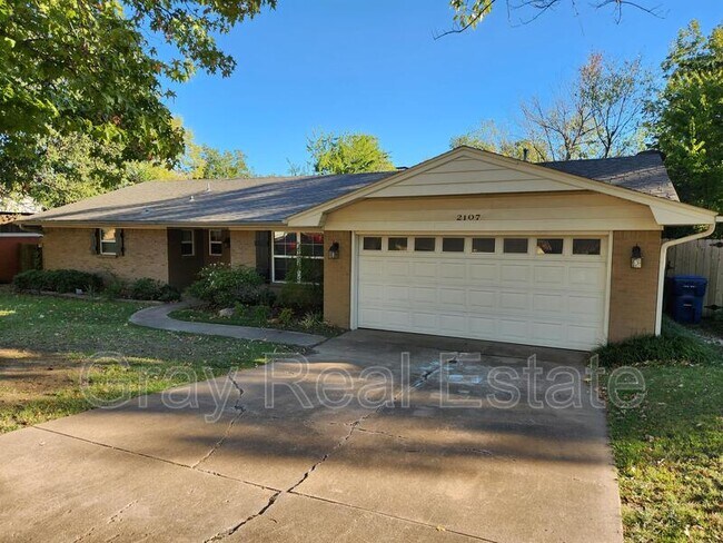 Building Photo - 2107 E Foster Dr