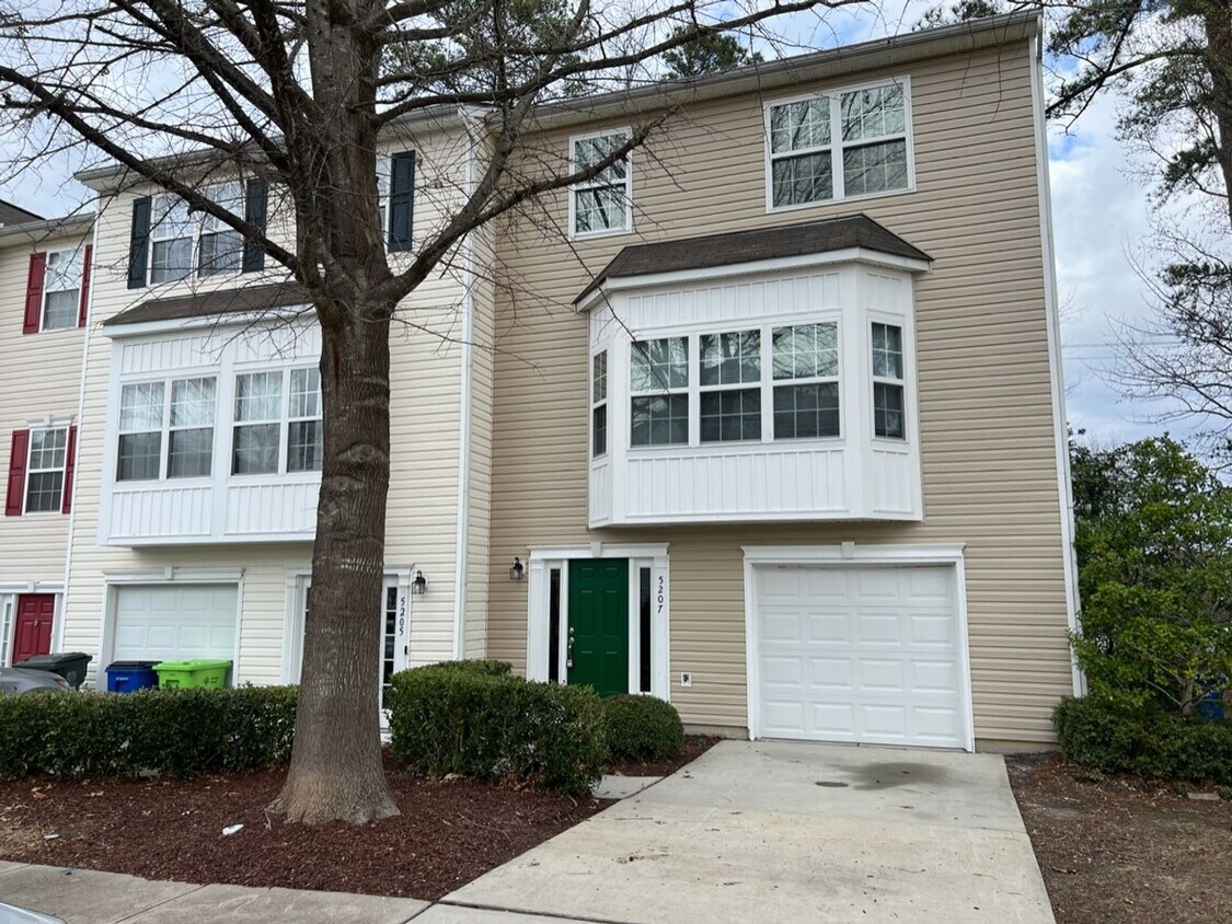 Primary Photo - Beautiful Townhouse w/ 1st Floor Bedroom