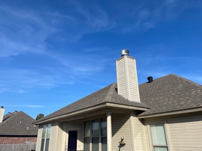 Building Photo - 3572 Lakeside Dr