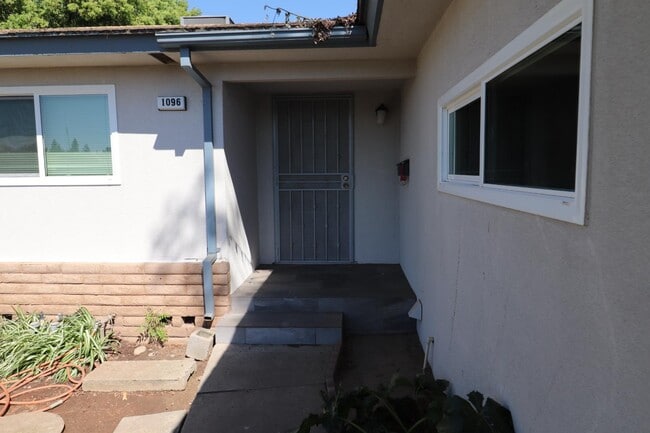 Building Photo - 1096 E Fremont Ave