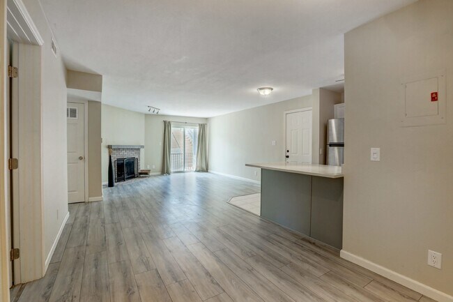 Foto del edificio - $1,600.00- 2 Bed 2 Bath Condo in Lakewood with in-unit laundry!