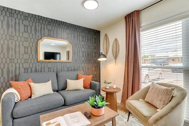 Foto del edificio - 2401 Manor Rd