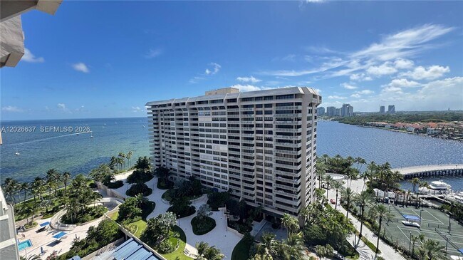 Foto del edificio - 2 Grove Isle Dr