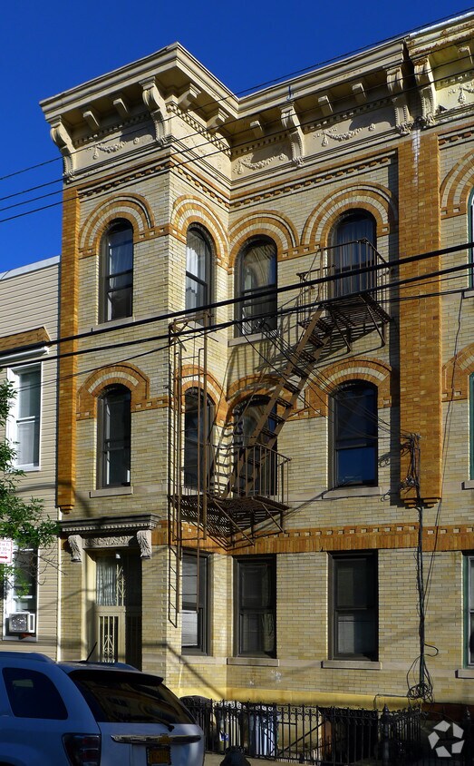 Foto del edificio - 59-21 Woodbine St