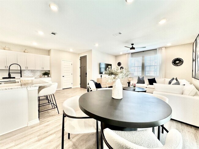 Foto del edificio - 8725 Scotty's Lk Ln