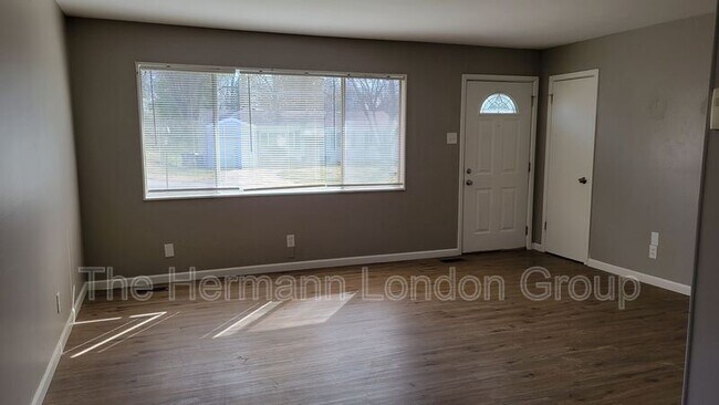 Foto del edificio - 227 Meadowcrest Dr