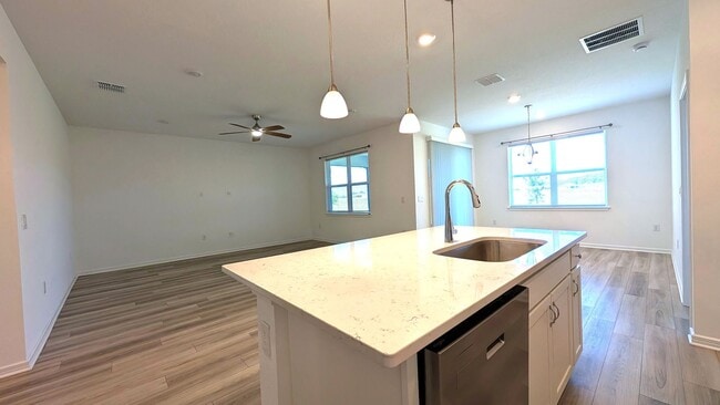 Building Photo - 3 Bedroom/ 2 Bath ready for immediate occu...