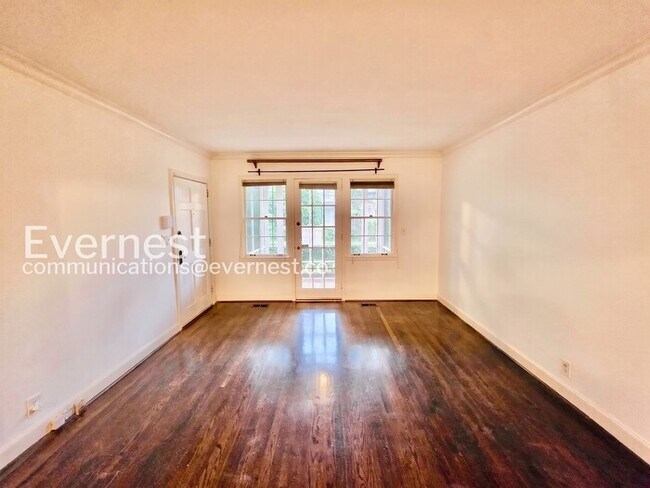 Building Photo - 2 Bed/1 Bath Condo with Modern Amenities / Available Now!
