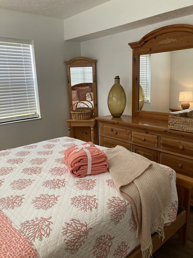 guest room, queen bed - 615 NW Oleander St